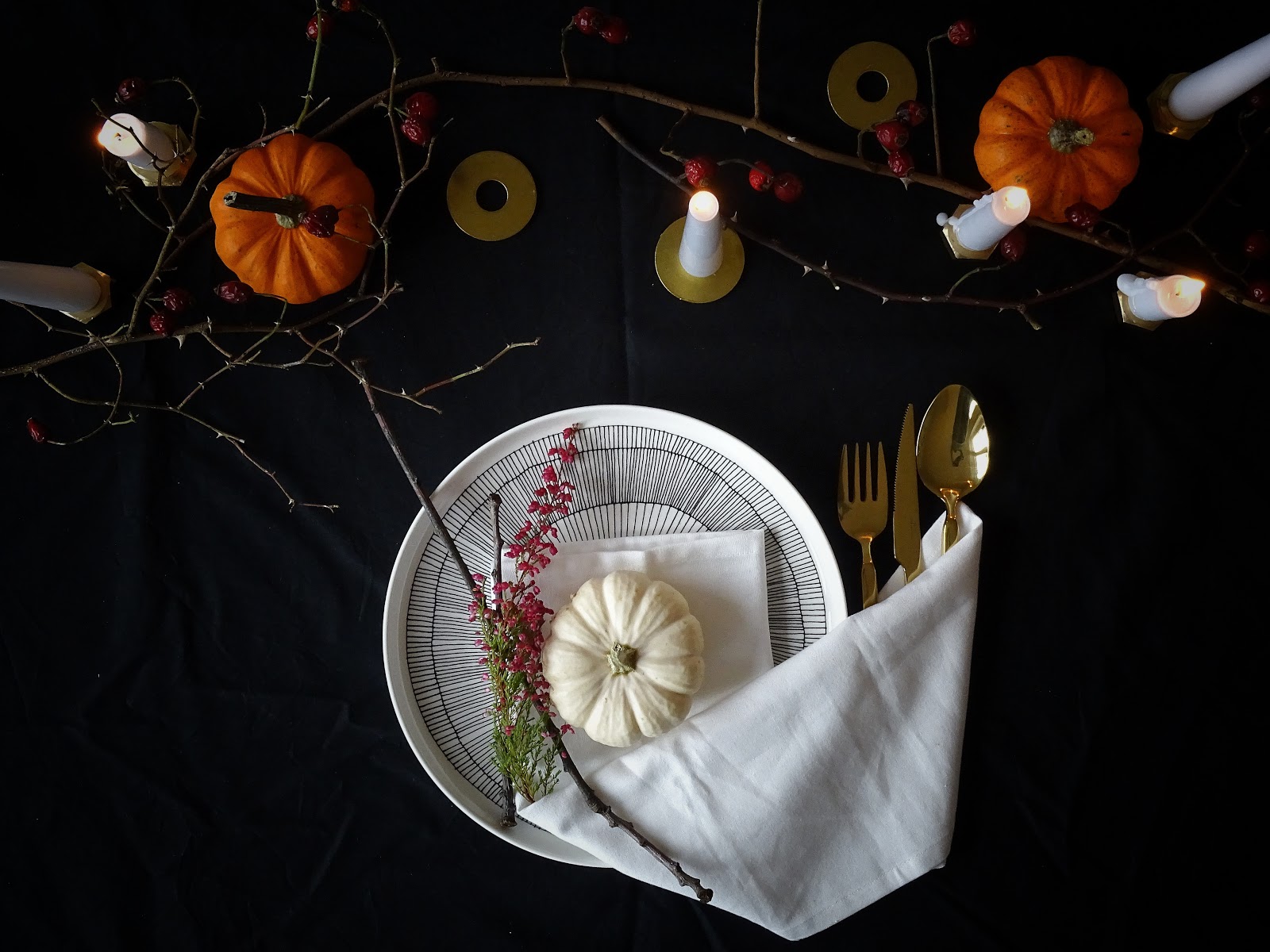 Halloween küsst Herbst - Herbstliche Tischdeko-Idee 'dark and moody' mit einem dezenten, edlen Hauch Halloween - https://mammilade.blogspot.de Halloween küsst Herbst - Herbstliche Tischdeko-Idee 'dark and moody' mit einem dezenten, edlen Hauch Halloween - https://mammilade.blogspot.de