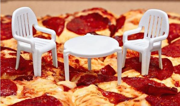 INVENTOS FRIKIS PIZZA CON COMPLEMENTOS DOS SILLAS PARA LA CLÁSICA