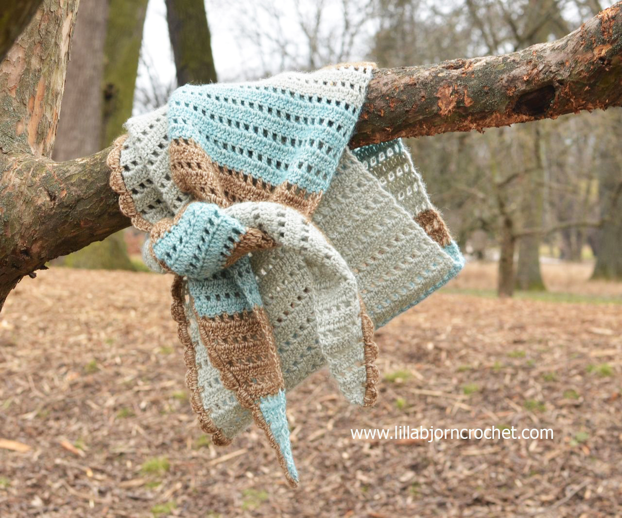 Crochet Shawlette with stripes FREE pattern