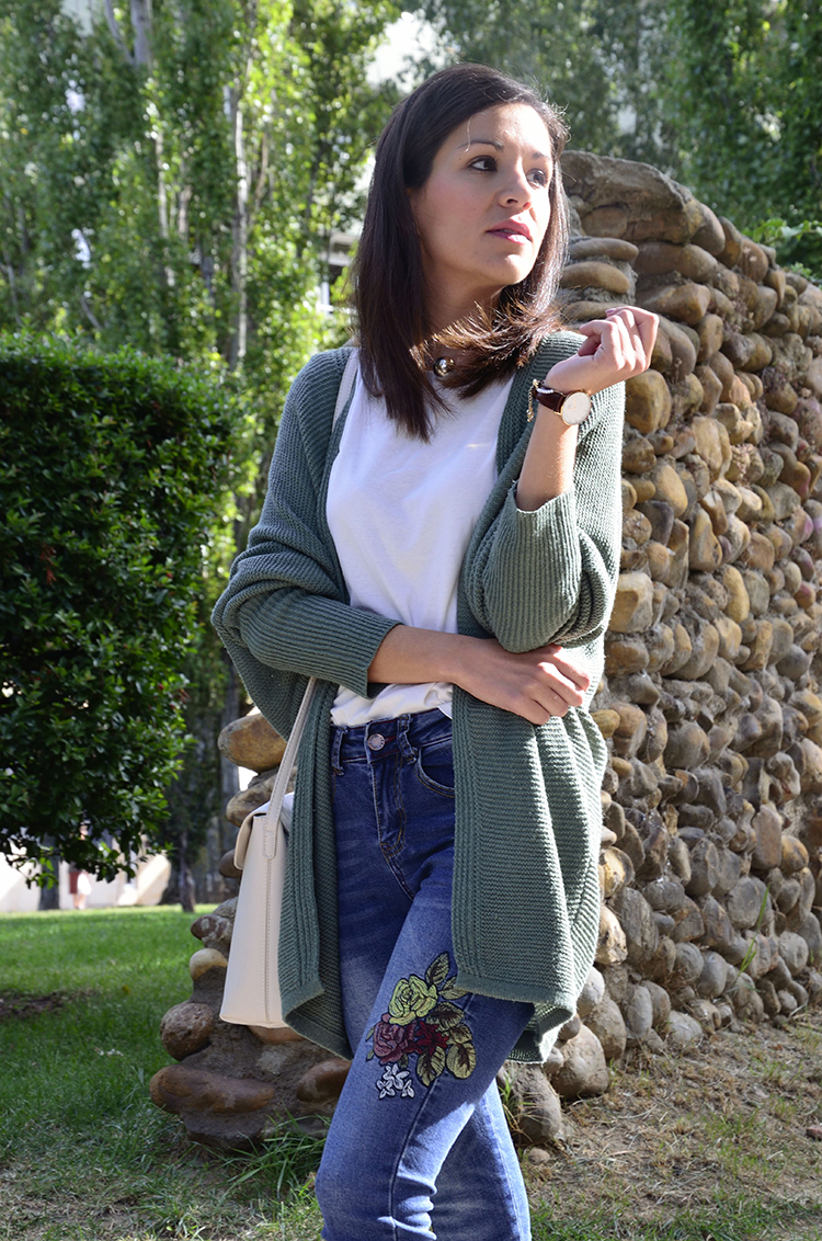 trends-gallery-blogger-look-outfit-jeans-sneakers-cardigan-casual
