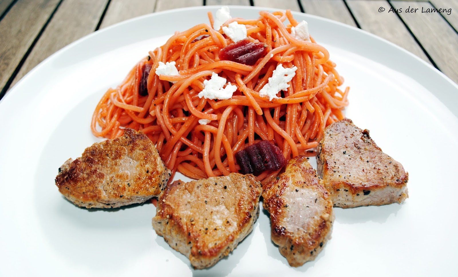 Rote Beete-Spaghetti mit Schweinemedaillons – Aus der Lameng