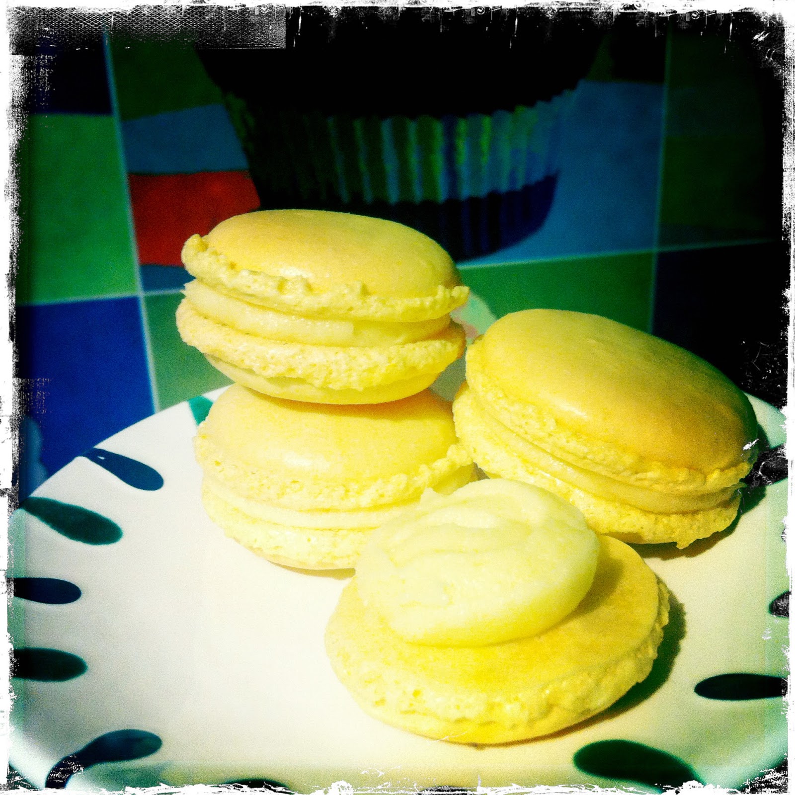 Zitronen-Macarons mit Lemoncurd-Füllung