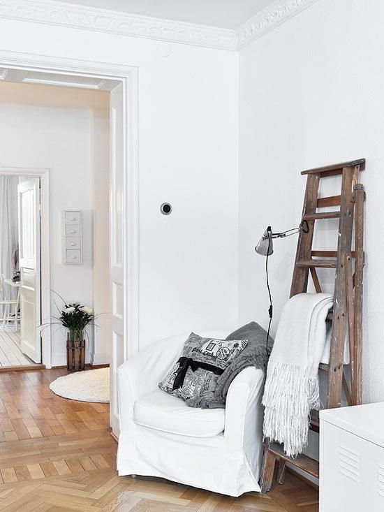 sillón blanco rincón de lectura escalera de madera para decorar