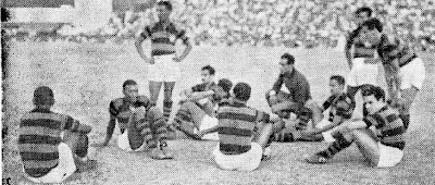 Jogadores do Flamengo sentados em campo