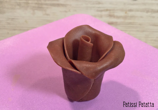 recette de chocolat plastique, comment faire du chocolat plastique, façonner des fleurs en chocolat, façonner des roses en chocolat, décors en chocolat, modeler des fleurs en chocolat, tutoriel roses en chocolat