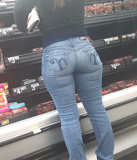 linda mujer usando jeans apretados