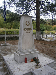 μνημείο πεσόντων στο στρατιωτικό νεκροταφείο Φλώρινας