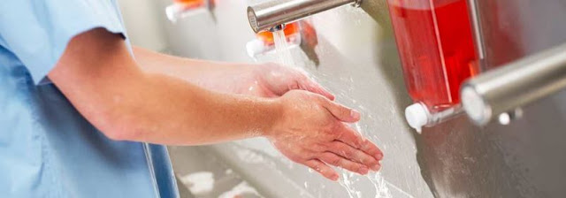 mencuci tangan membantu mencegah bakteri penyebab infeksi hidup di tubuh anda.