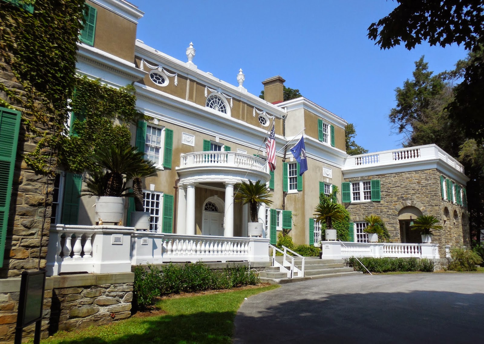 America Road Ways. Two on the loose. Dan with down travels anywhere