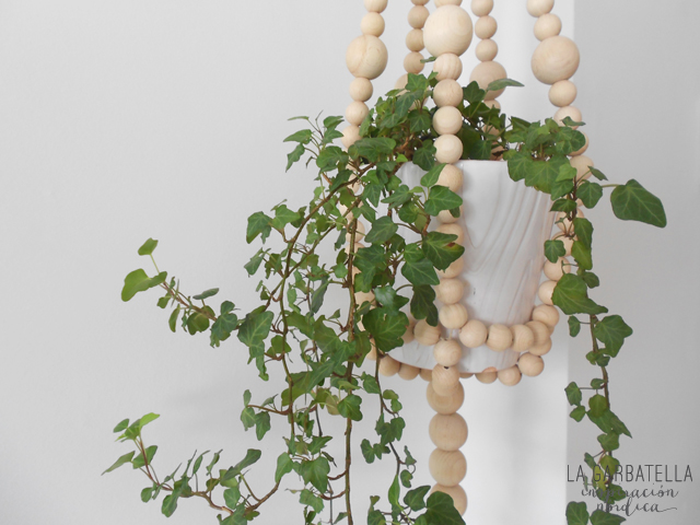 DIY: macetero colgante con bolas de madera