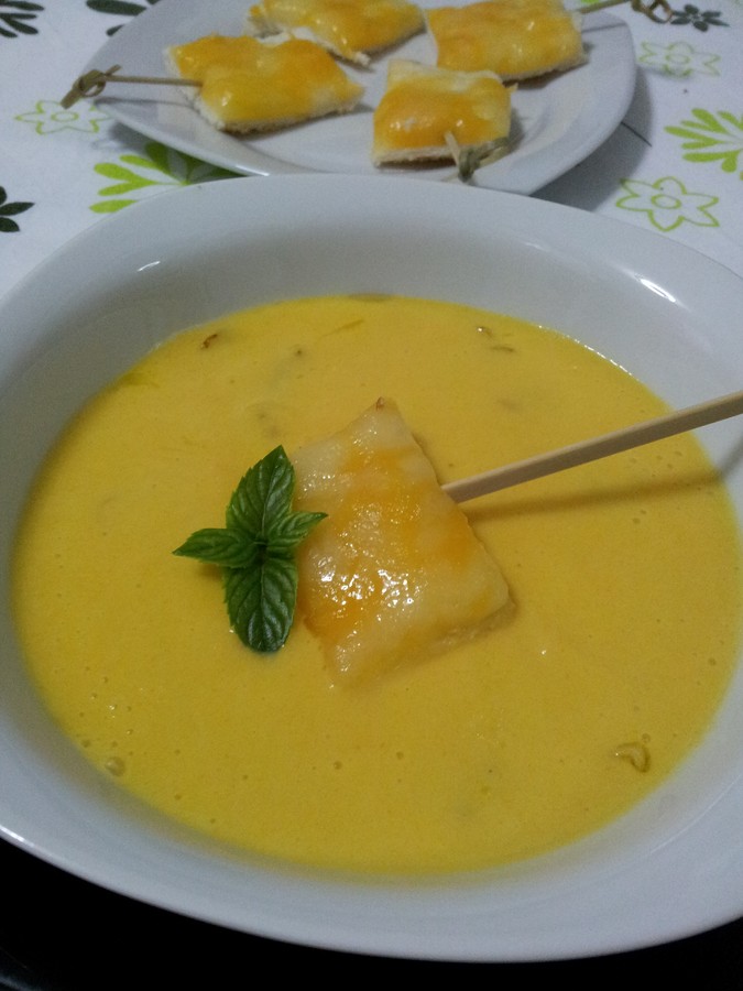 crema de pepinos con cebollas confitadas