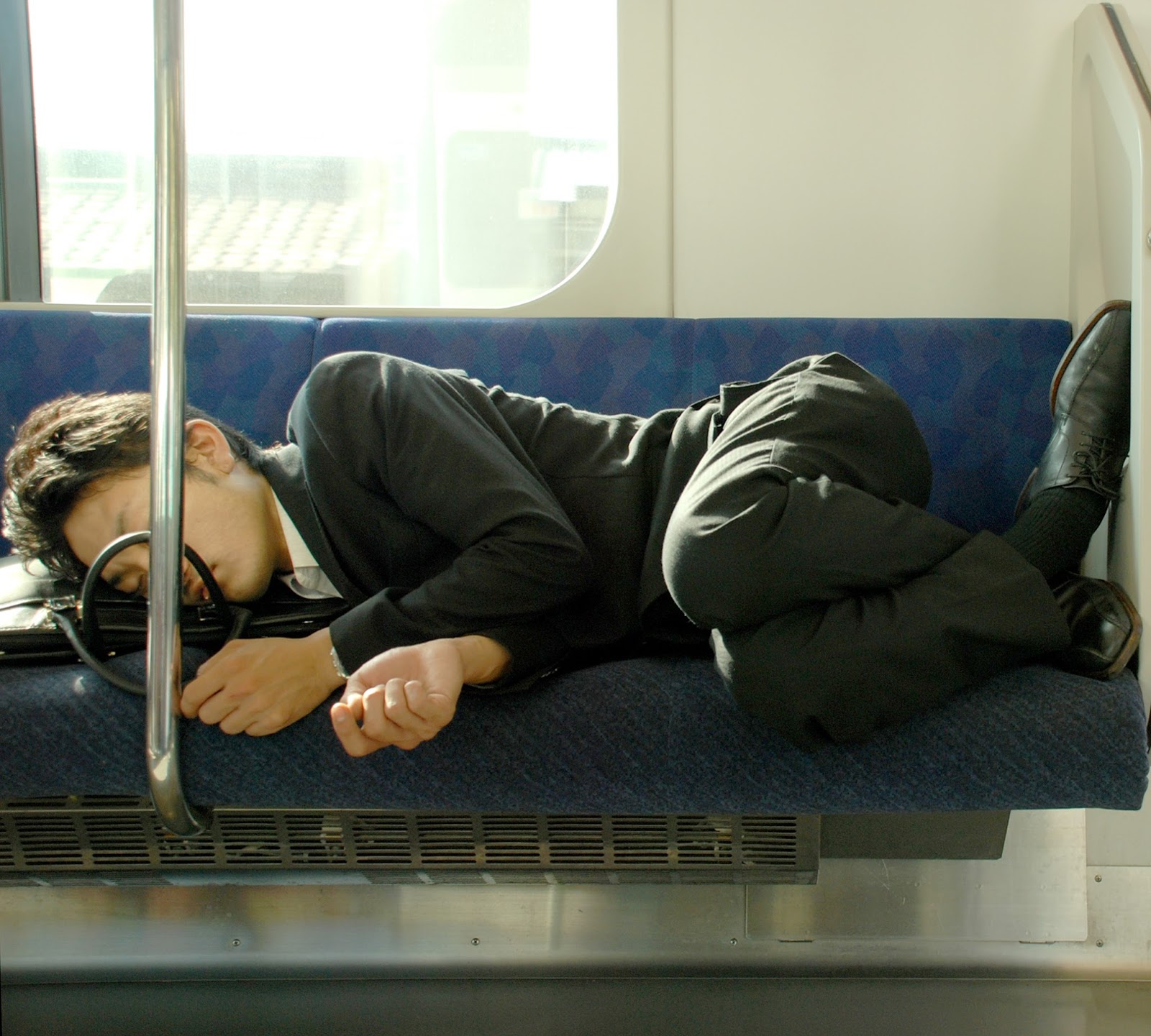 День сна в общественных местах картинки. Инэмури в Японии. Японцы спят. Японцы спят в метро.
