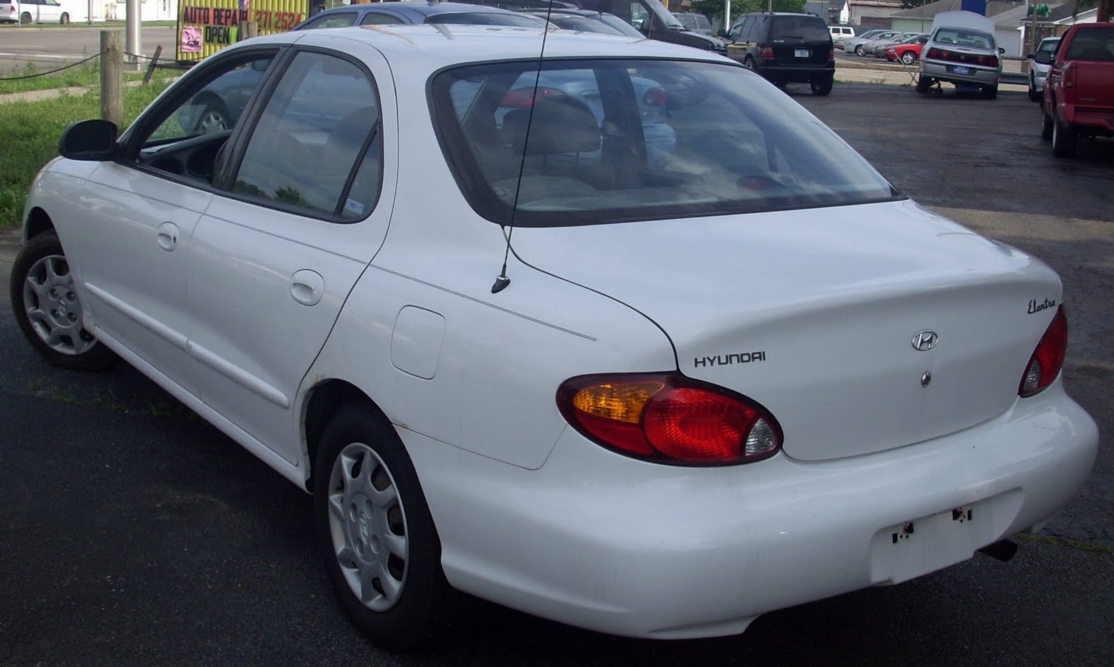 used cars dayton ohio 1999 Hyundai Elantra 4Dr. white 137,128