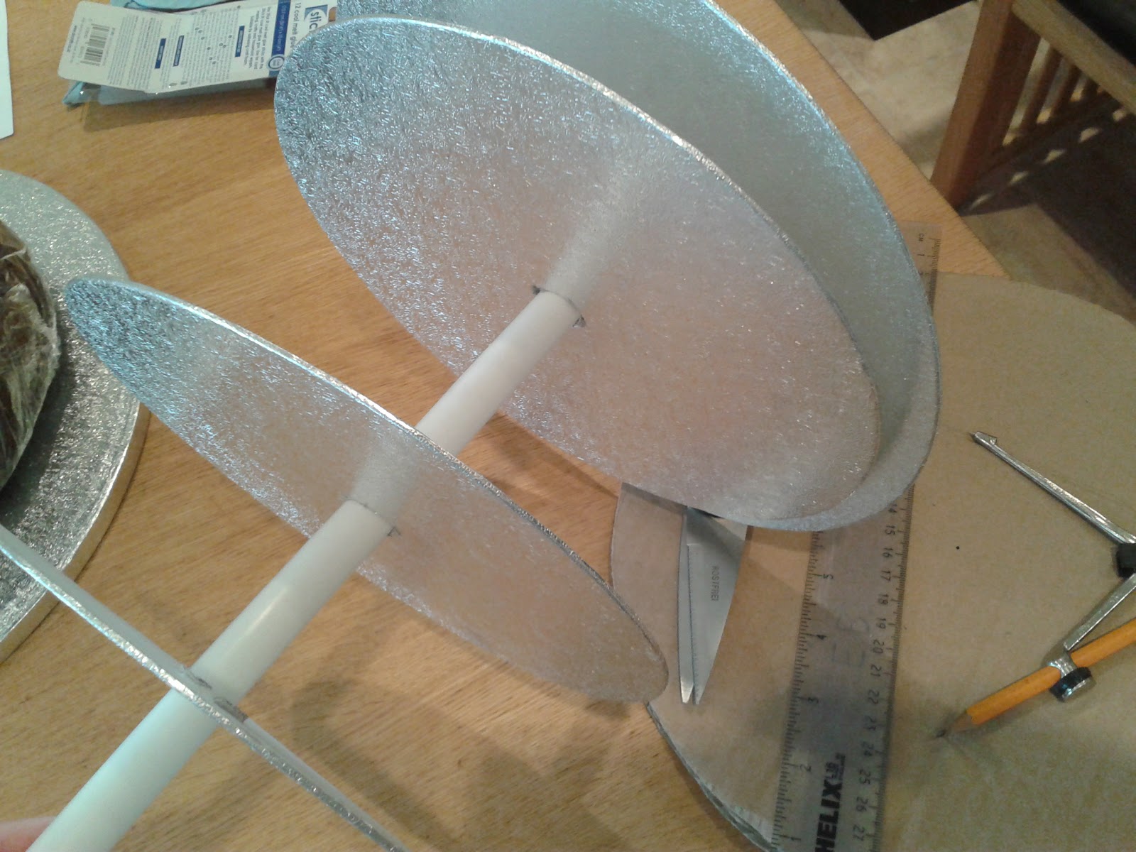 Foodie Bakes How to stack a cake with a central dowel