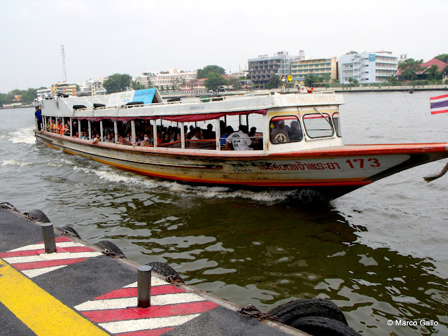 LOS BARCOS PUBLICOS DEL RIO CHAO PHRAYA, BANGKOK. TAILANDIA