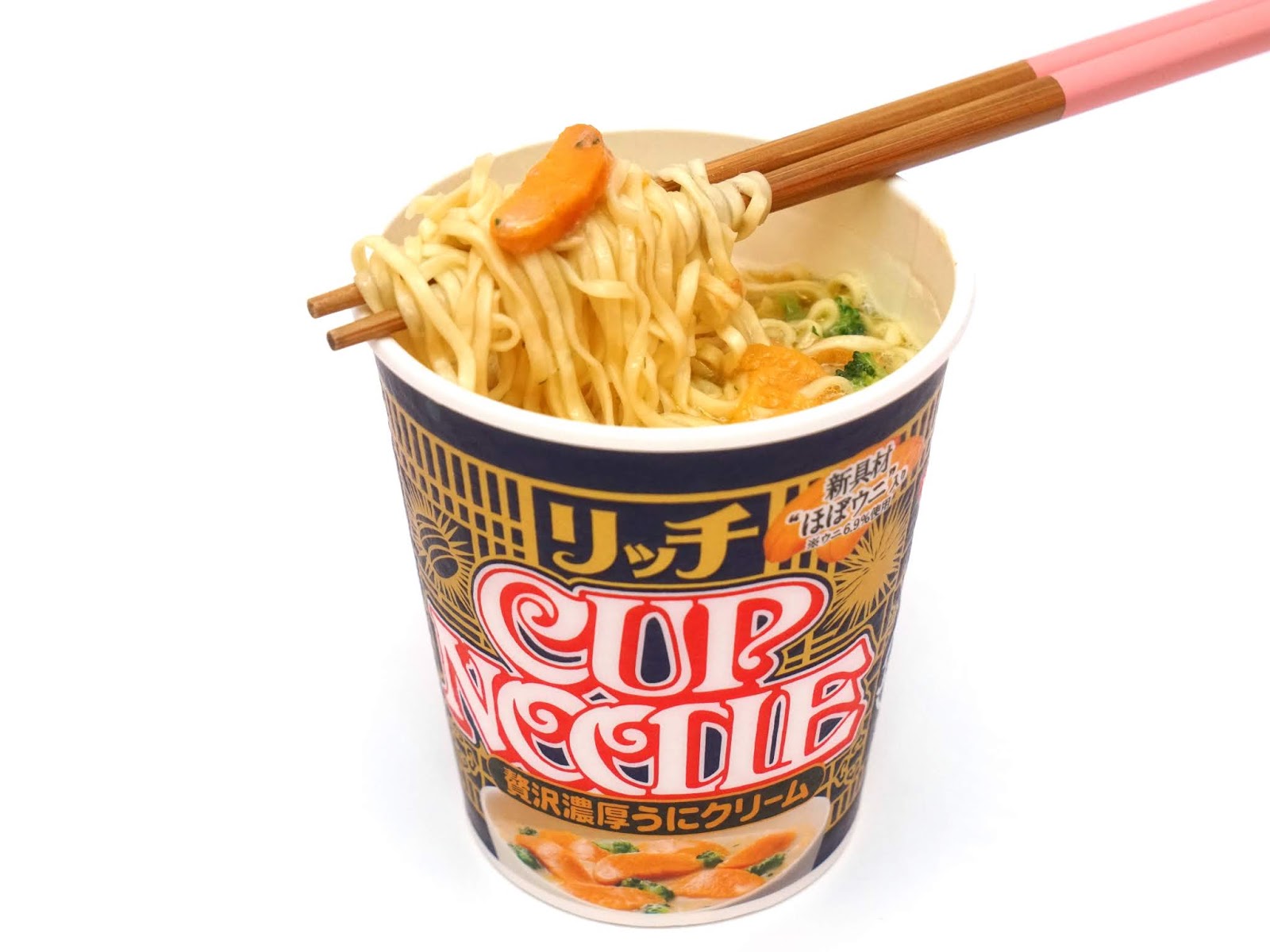 Cup лапша. Nissin Cup Noodles. Японская лапша Cup Noodle. Nissin Cup Noodles Tom Yam 70гр.. Cup Ramen из 90-х лапша.