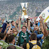 Bolsonaro acompanha vitória do Palmeiras e entrega taça de campeão