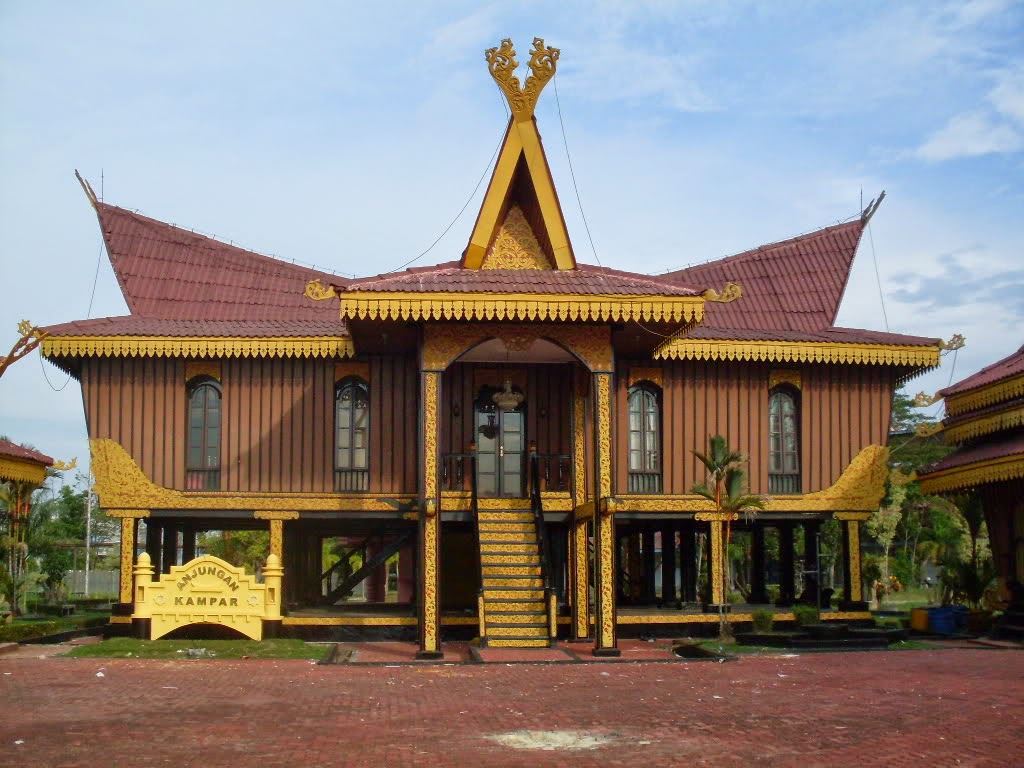 Rumah Adat Provinsi Riau ( Rumah melayu selaso jatuh kembar )