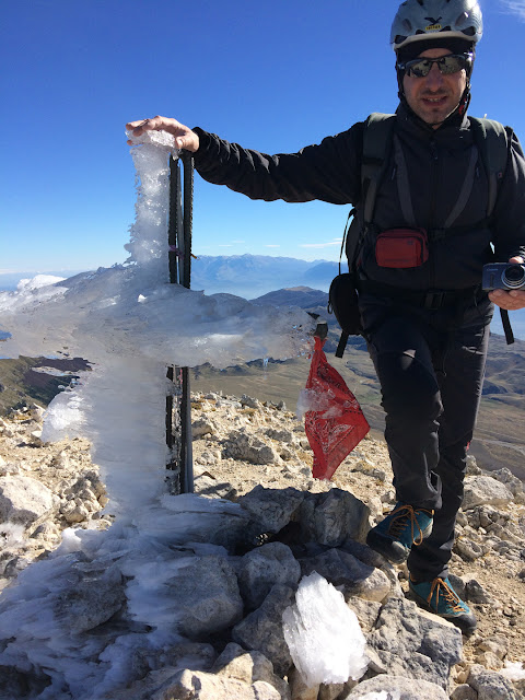 La croce di vetta del monte Camicia