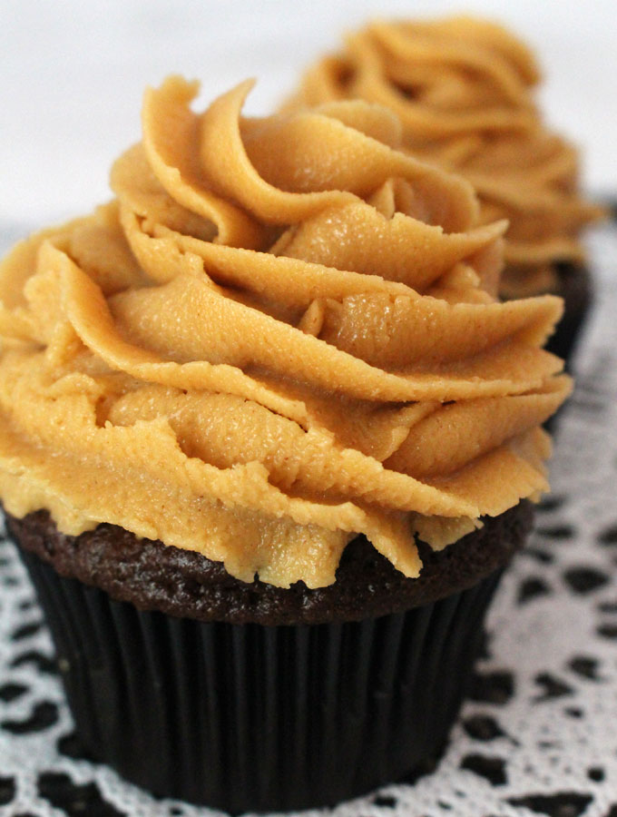 BEST PEANUT BUTTER BUTTERCREAM FROSTING - FOOD DAILY