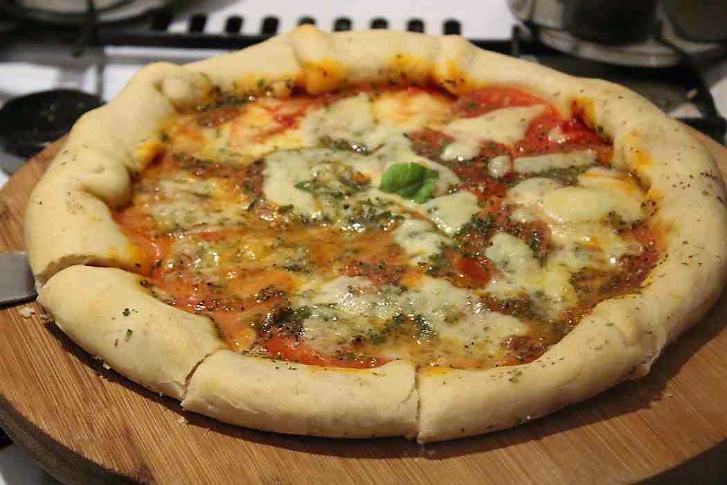 Pizza Margherita mit gefülltem Käserand – glatzkoch.de