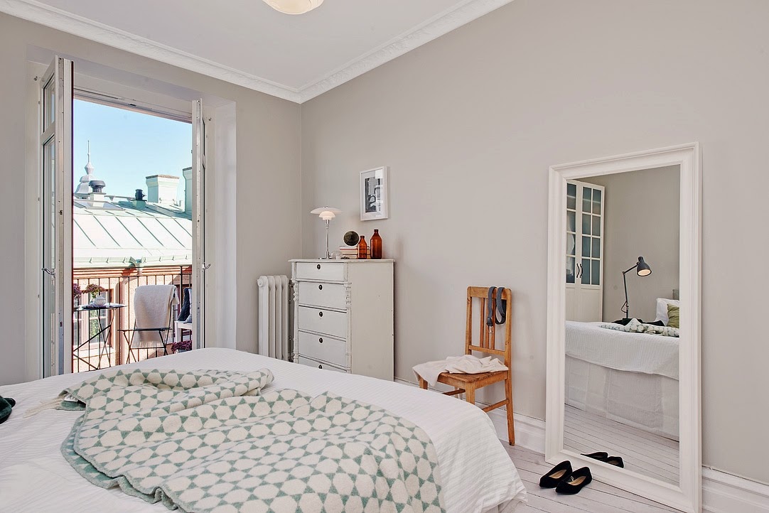 грунтование стен. спальня в оливковых тонах. фисташковый цвет стен. покраска стен белой краской. валик с белой краской.