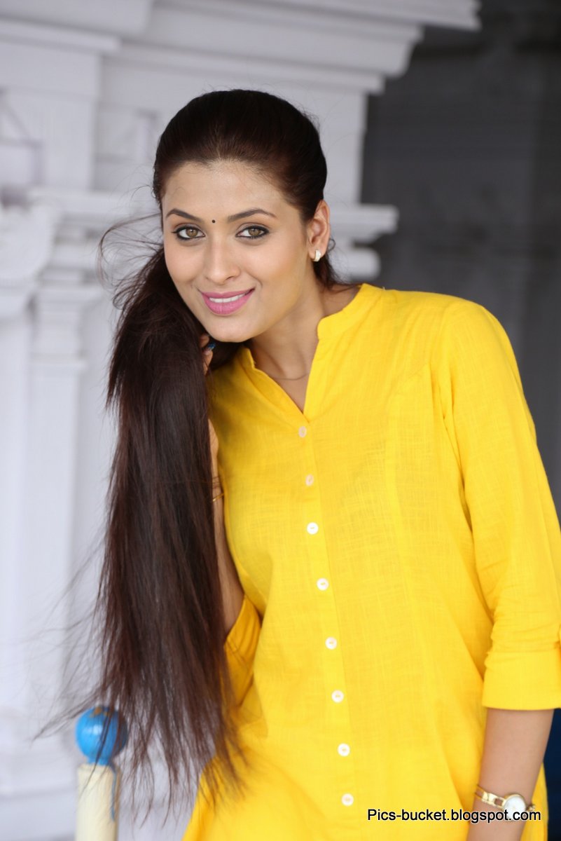 Actress Geetika Tyagi Latest HD Photos and Wallpapers