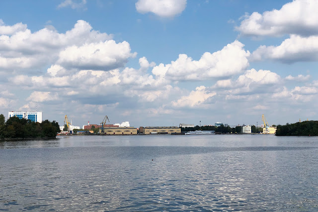 Нагатинская набережная, Москва-река, вид на Южный речной порт