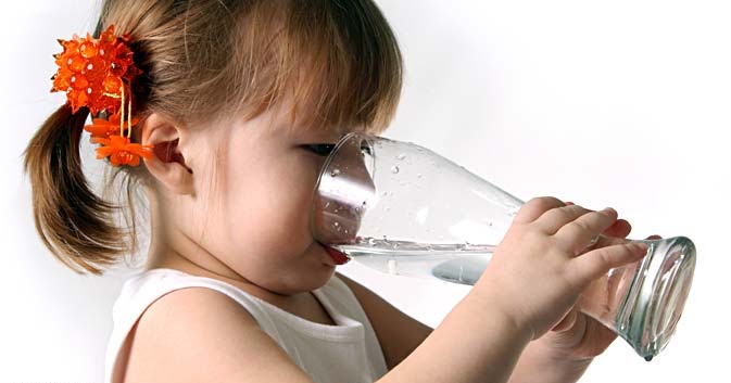 Mengapa Rasulullah Melarang Umatnya Bernafas dalam Gelas