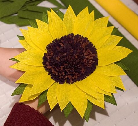 Hermosos Girasoles Gigantes De Papel Crepe Sigue Este Tutorial Lodijoella Como Hacer Un Girasol Tutoriales De Decoracion De Tartas Girasoles