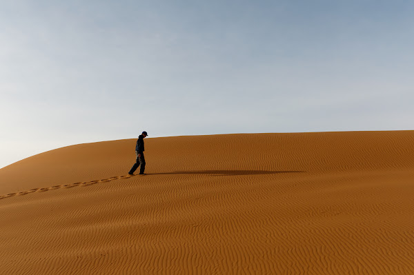 經濟就像在沙漠中旅行，水源是有限的。Maarten van Maanen 分享於 Flickr，CC by 2.0。