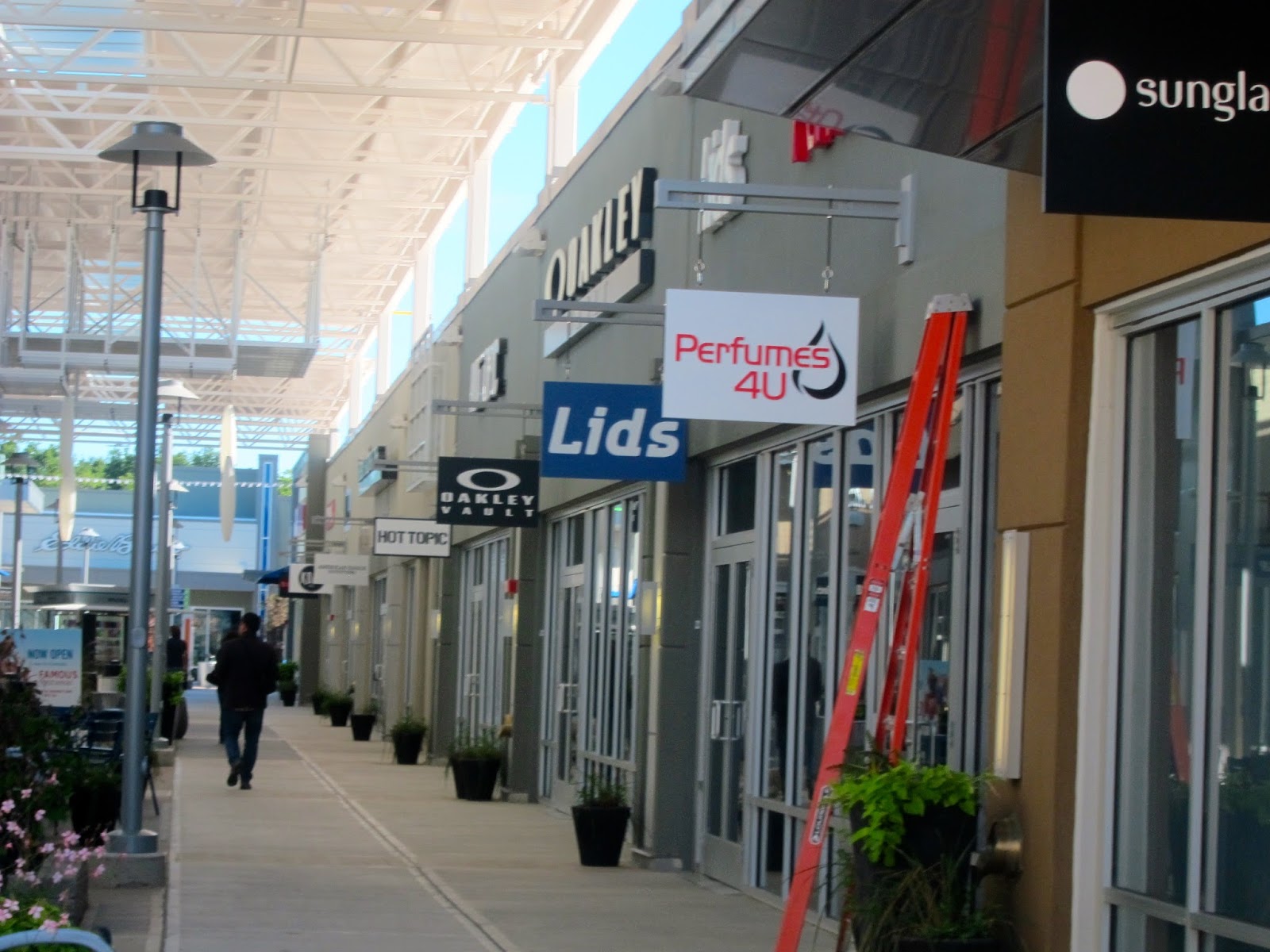 Distraction (at the Toronto Premium Outlets)