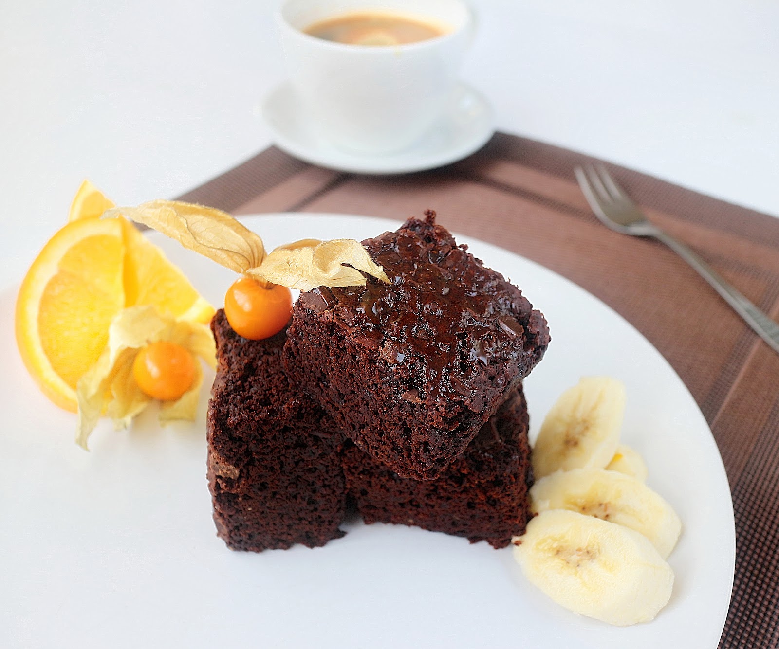 форма для брауни. пп брауни из банана. шоколадный брауни в микроволновке. шоколадное пирожное брауни. банановый брауни сыроварня.