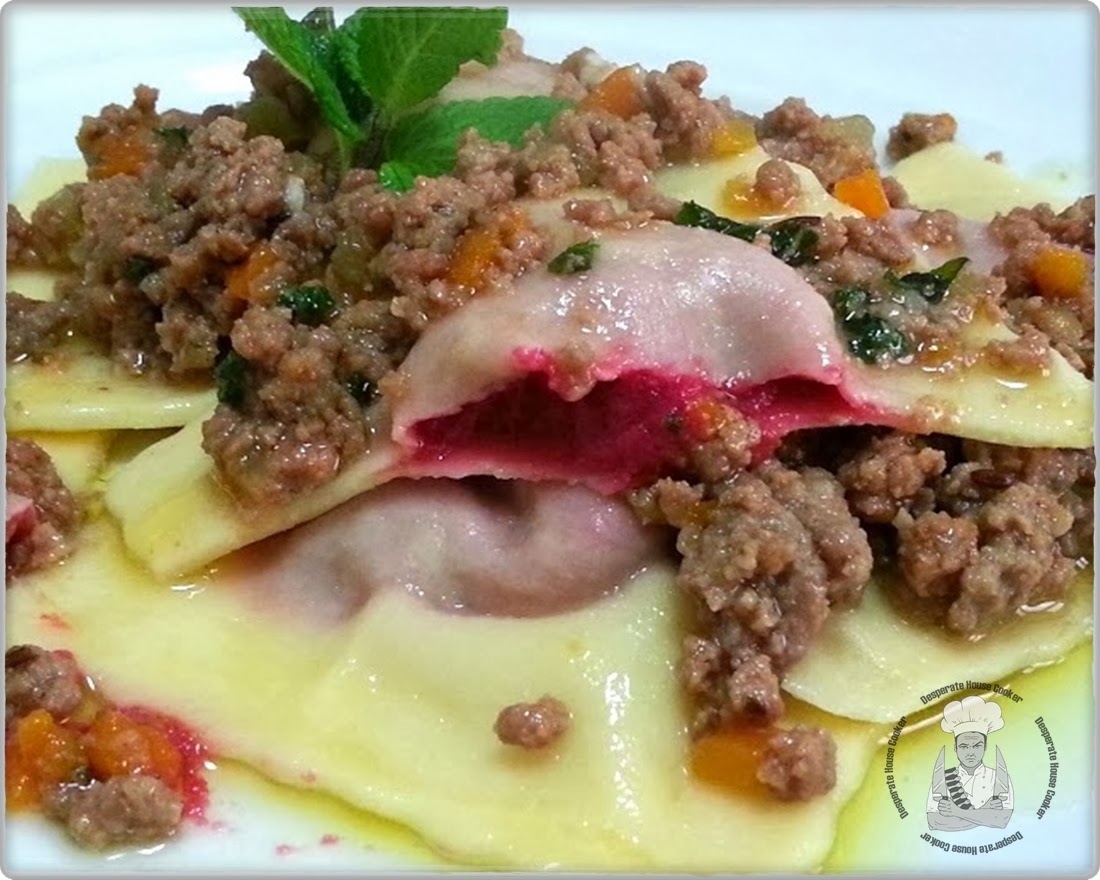 ravioloni all'hummus di barbabietola con ragout speziato di agnello