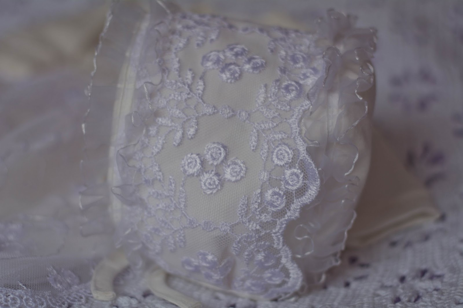 уголок с кружевом на выписку. шапочки нарядные для новорожденных девочек на выписку. кружева для новорожденных. кружева для новорожденных. повязки для новорожденных девочек.