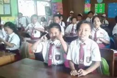 Pada awal kegiatan belajar para siswa harus menyanyikan lagu Indonesia Raya.