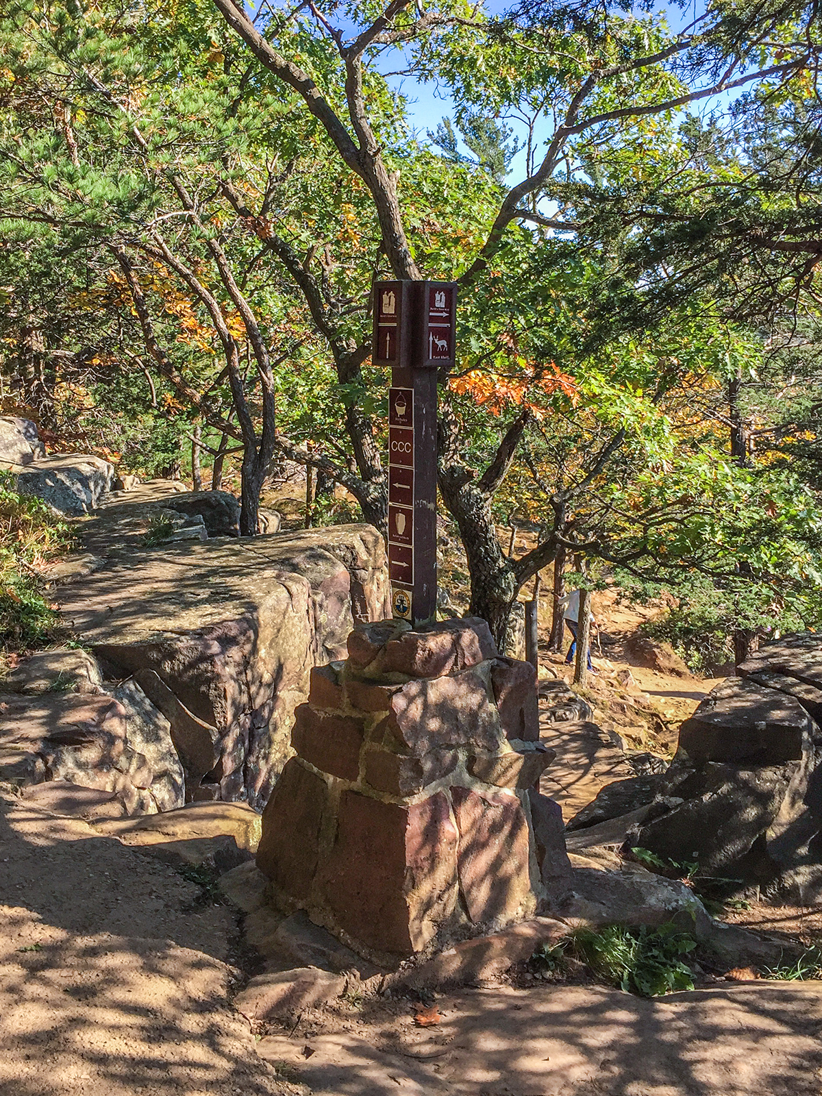 A side trail loop to Devil's Doorway on the South Face heads south off the East Bluff and Ice Age Trail