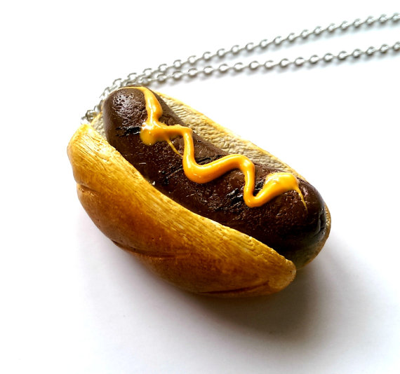 gantungan miniatur makanan berbentuk hotdog yang sangat menggoda selera