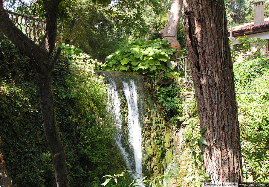 Искусственный водопад в королевской резиденции Балчика