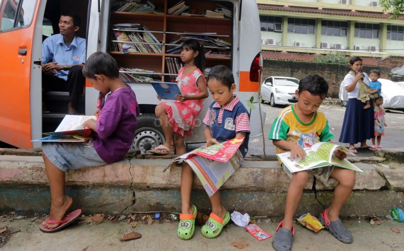 580+ Gambar Anak Sekolah Sedang Membaca Buku Gratis Terbaru