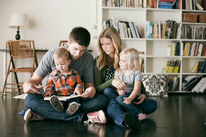 Современная семья читать. Семейное чтение. Семейная атмосфера. Чтение всей семьей. Атмосфера в семье.
