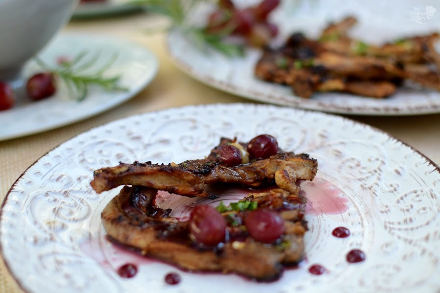 Chuletillas-de-cordero-con-salsa-de-vino-tinto-y-uvas-03