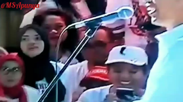 Setelah Dipatil Udang, Viral Video Jokowi 'Dipatok' Mic Setelah Dipatil Udang, Viral Video Jokowi 'Dipatok' Mic