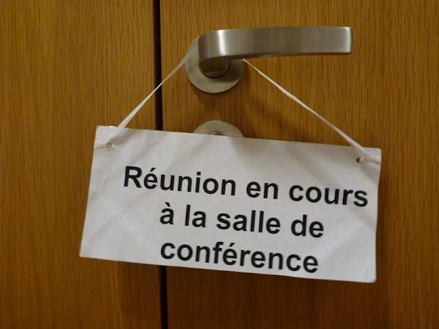 Réunion en cours à la salle de conférence — im Konferenzraum findet eine Sitzung statt