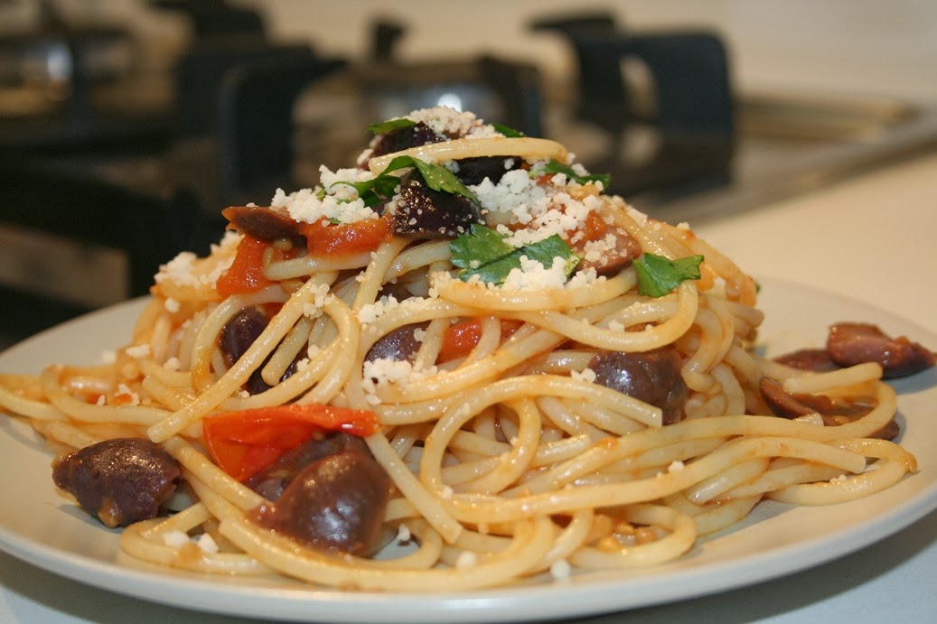 spaghetti con pomodoro e olive nere