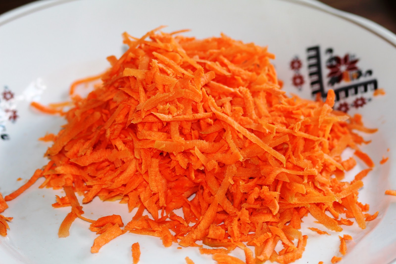 Тушёная капуста с морковью и луком. Овощи припущенные из моркови. Морковь натертая на крупной терке. Тертая морковь и кляре. Тушить капусту с луком