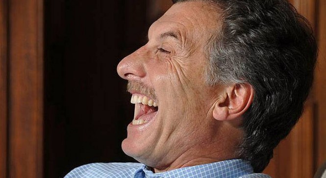 Poesía y Política GUILLERMO SAAVEDRA A un pelotudo actuando de sí