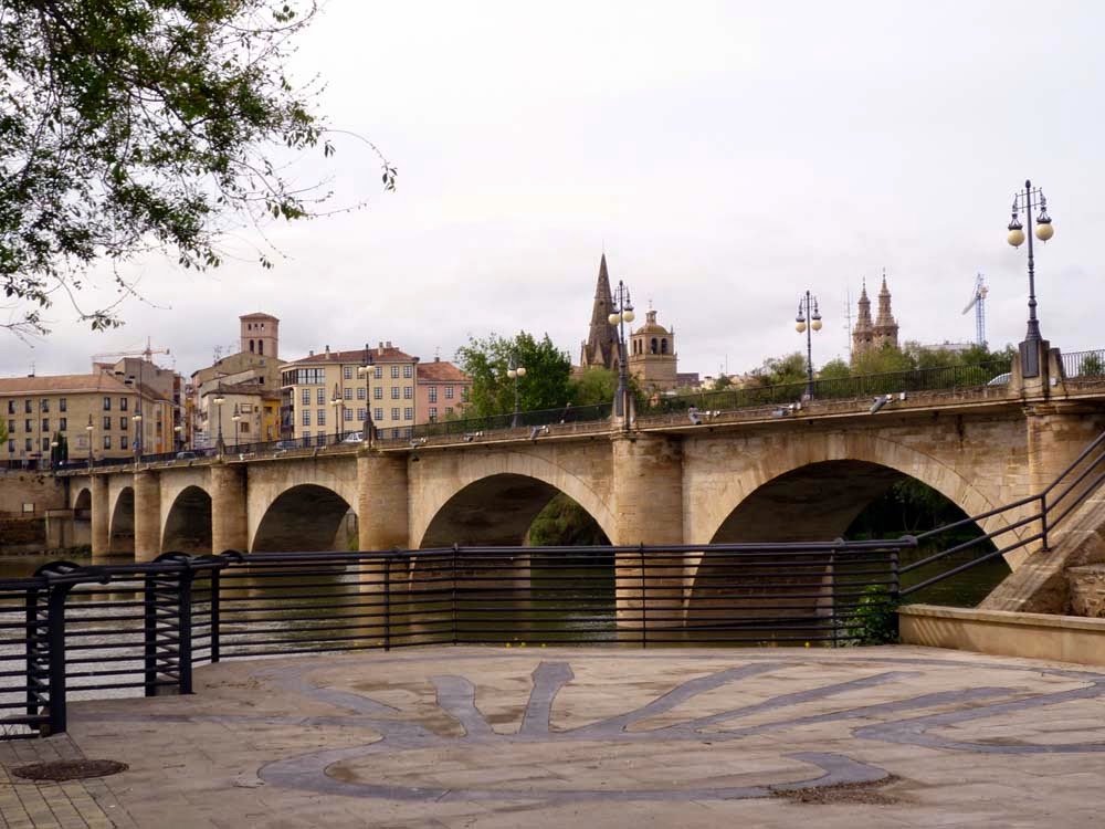 Puente de piedra sobre el río Ebro Logroño (La Rioja) TRAVELFAMILYBOX