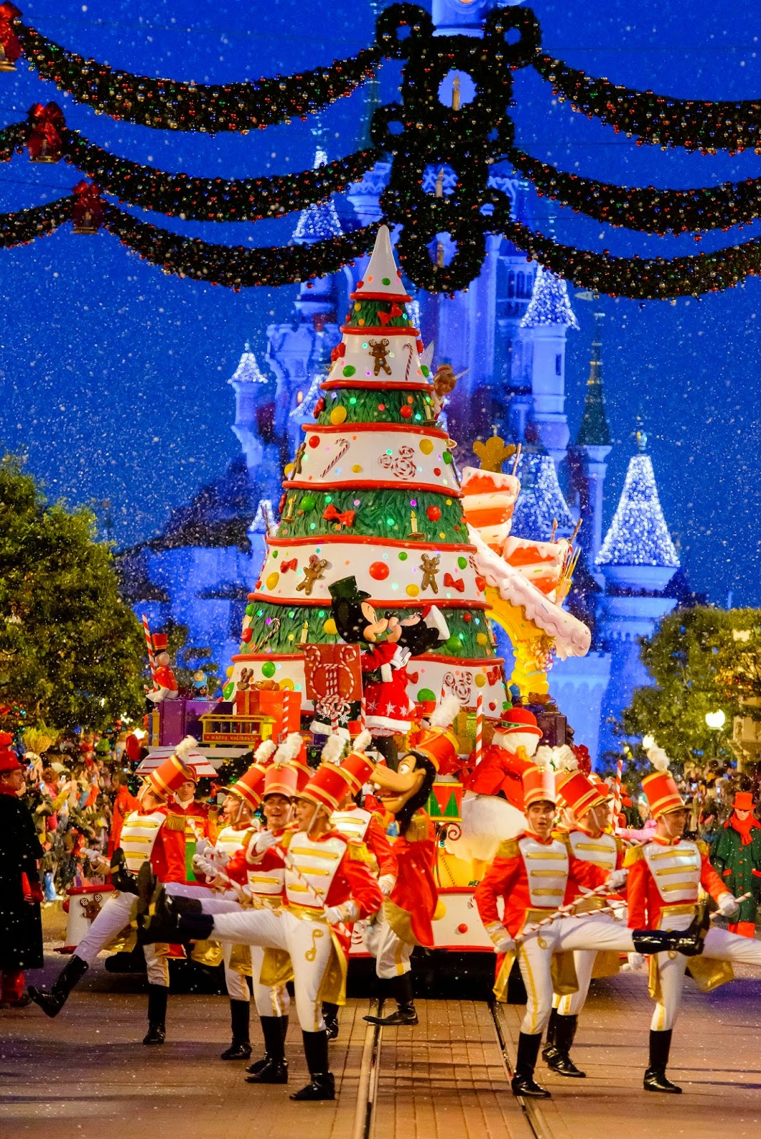 La magie de Noël est à Disneyland Paris ! - PARKS Trip