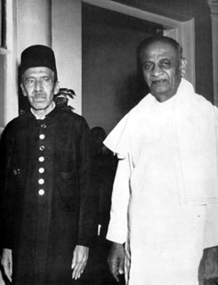 Last Nizam of Hyderabad Mir Osman Ali Khan with First Indian Union Home Minister, Sardar Vallabhai Patel | Operation Polo | Hyderabad Police Action | Annexation of Hyderabad, Hyderabad (Deccan), Telangana, India | Rare & Old Vintage Photos of Operation Polo, Hyderabad (Deccan), Telangana, India (1948)